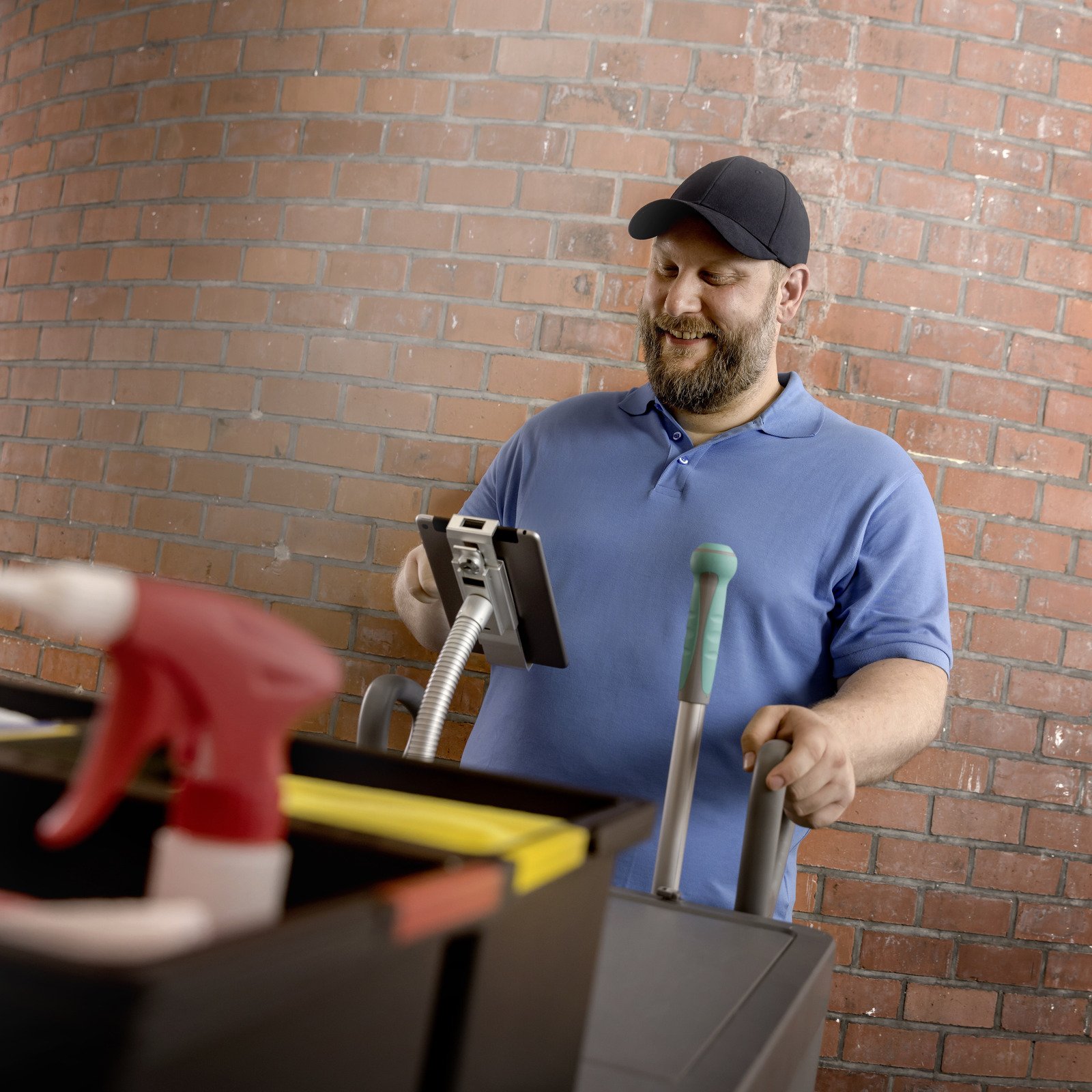 Cleaning professional using Connected Cleaning on their tablet