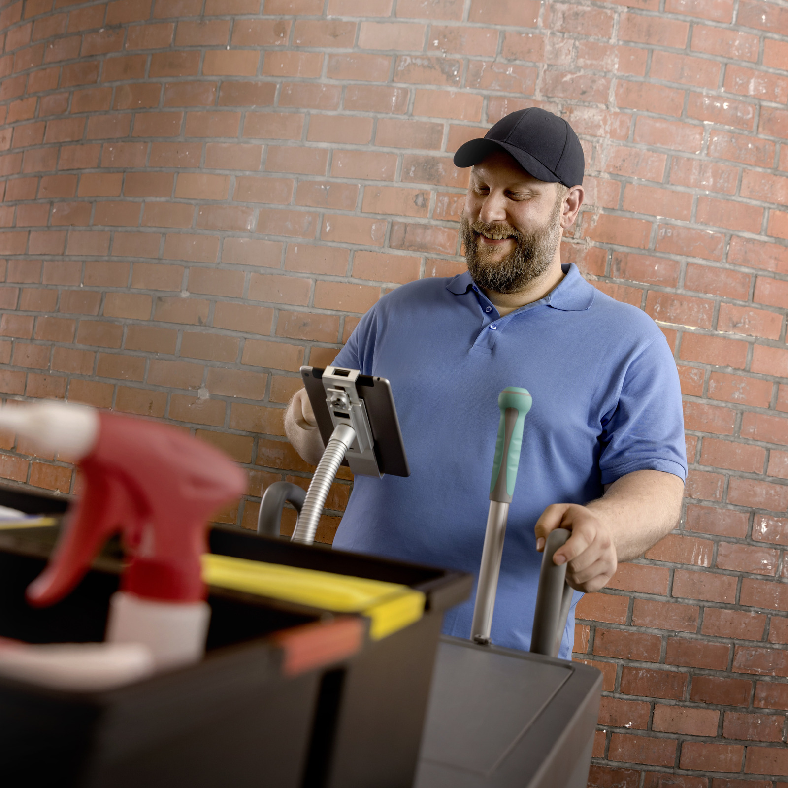 Managen Sie Ihre Mitarbeiter mit Connected Cleaning Reinigungskraft bei der manuellen Reinigung mit Connected Cleaning auf dem Tablet