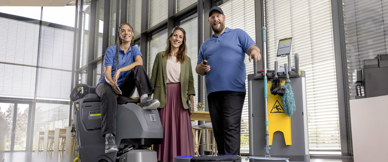Connected Cleaning für Ihr Unternehmen Gruppenfoto eines Reinigungsteams: Nutzung von Connected Cleaning auf Tablet und Smartphone