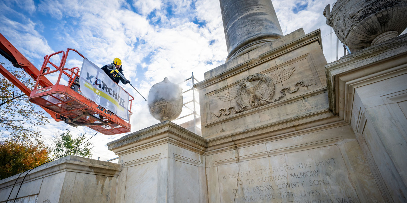 Das Podest der Statue wurde auch gereinigt.