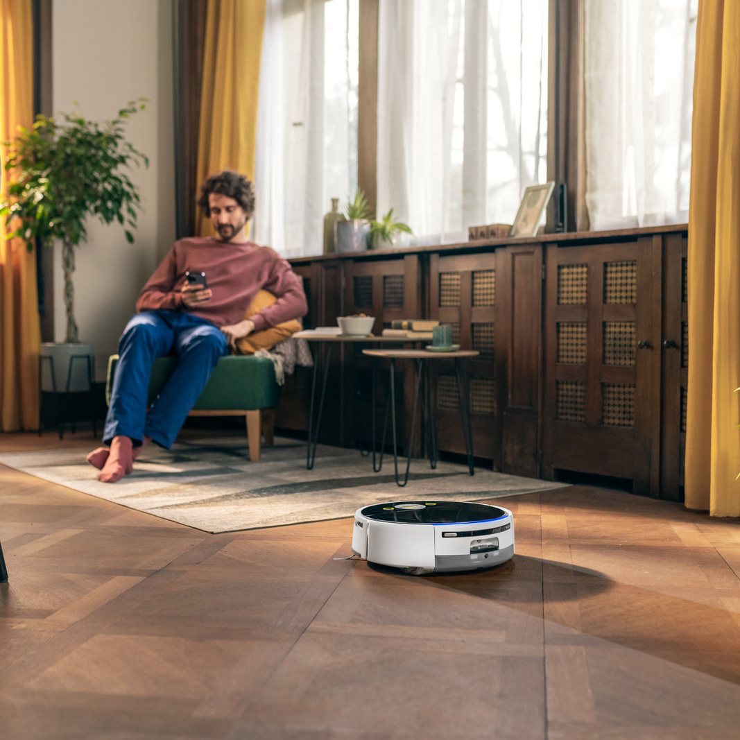 Roboter wischt Schuhabdrücke weg