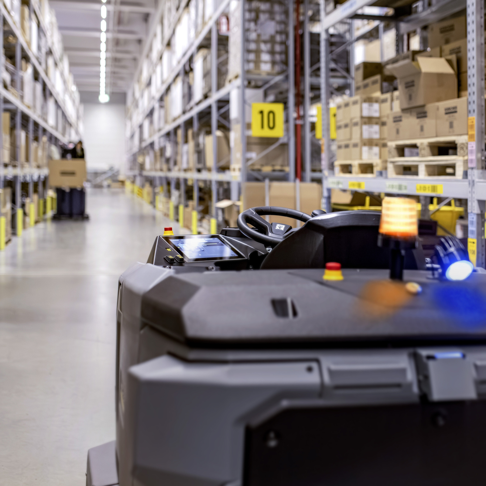 Čištění velké skladové plochy s KIRA B 200