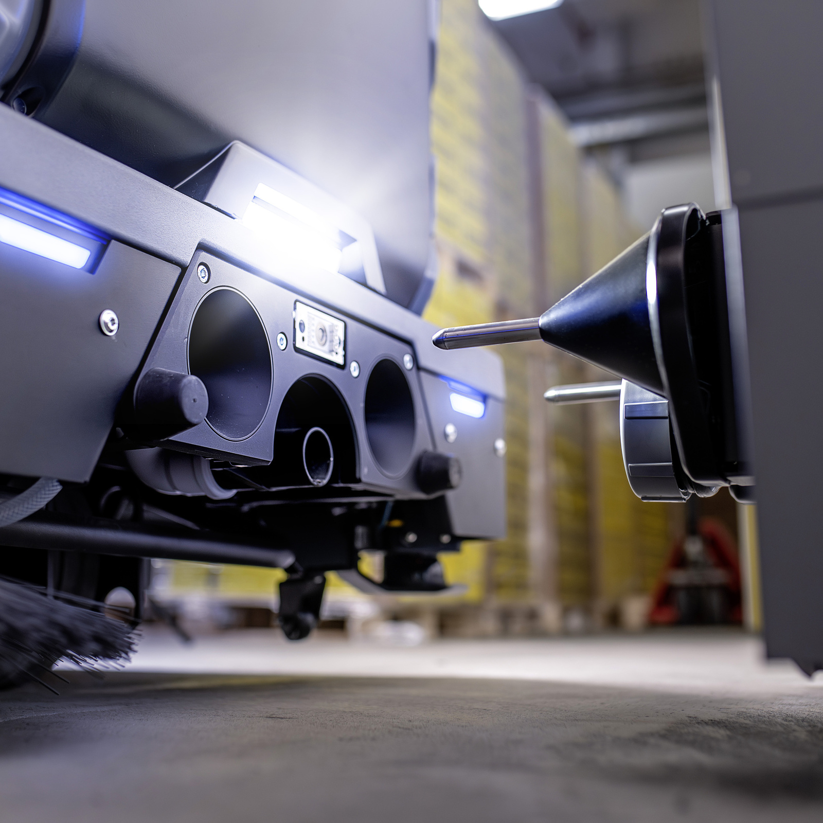 Dokovací stanice zajišťuje potřeby stroje během práce.