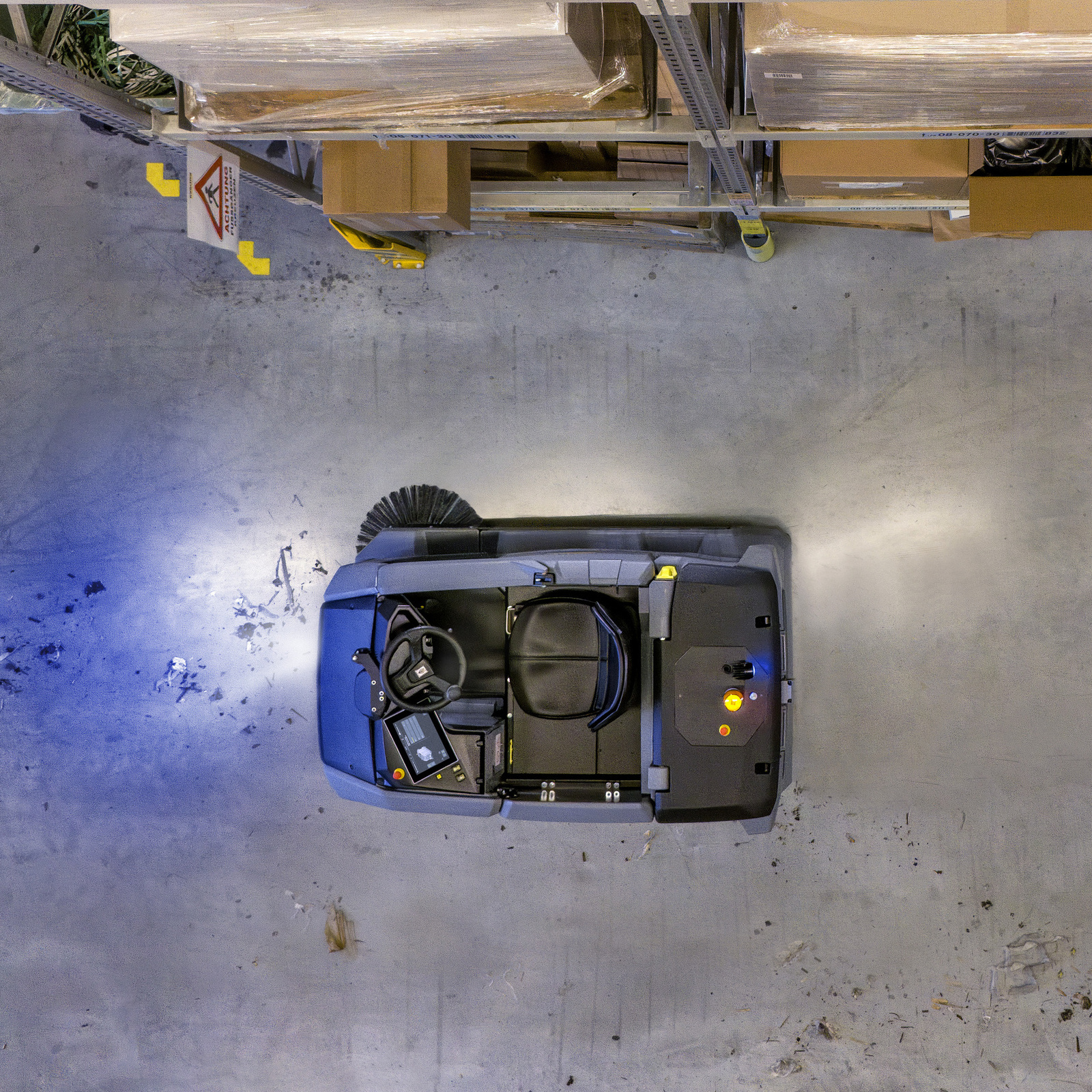 KIRA B 50 při použití jako ručně vedený čisticí stroj.