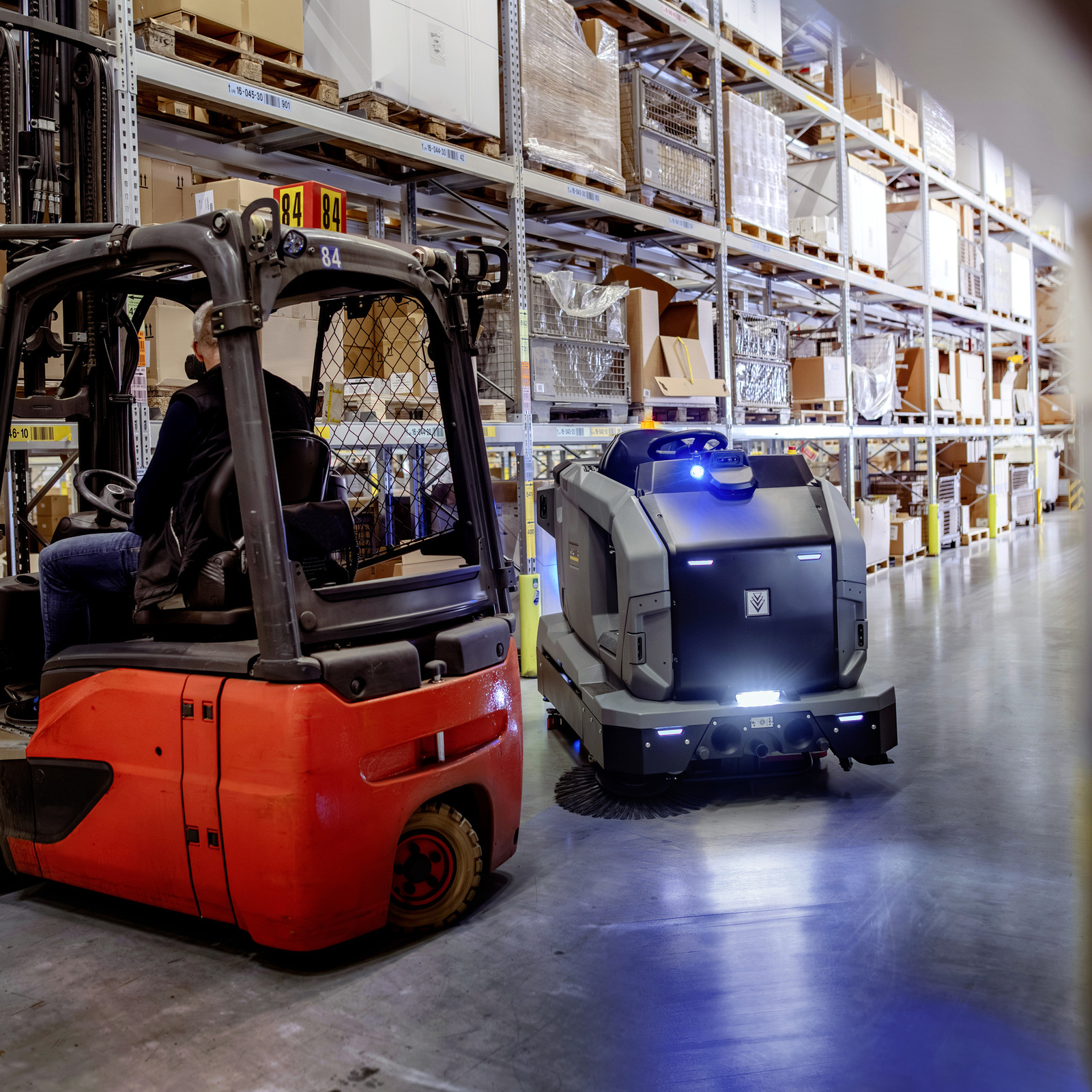 KIRA B 50 signalizuje svou činnost a přizpůsobuje se okolnímu dění.