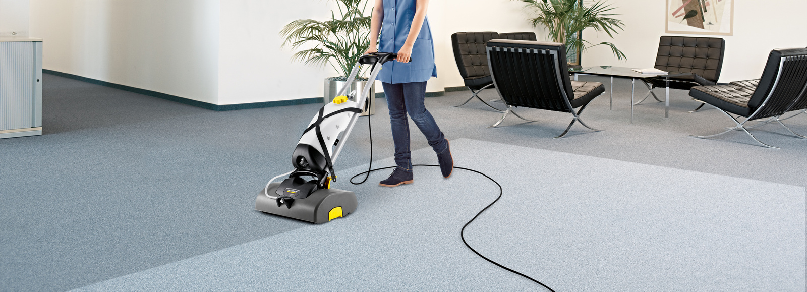 Profesjonalny płyn do prania dywanów w użyciu