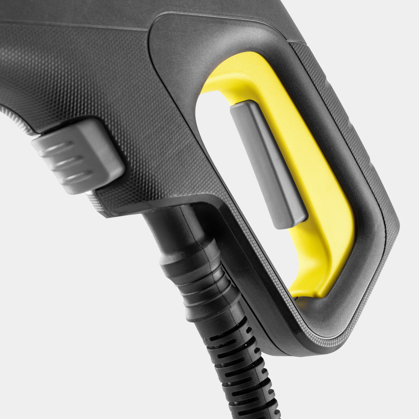 Person steuert Saugroboter per mobiler App