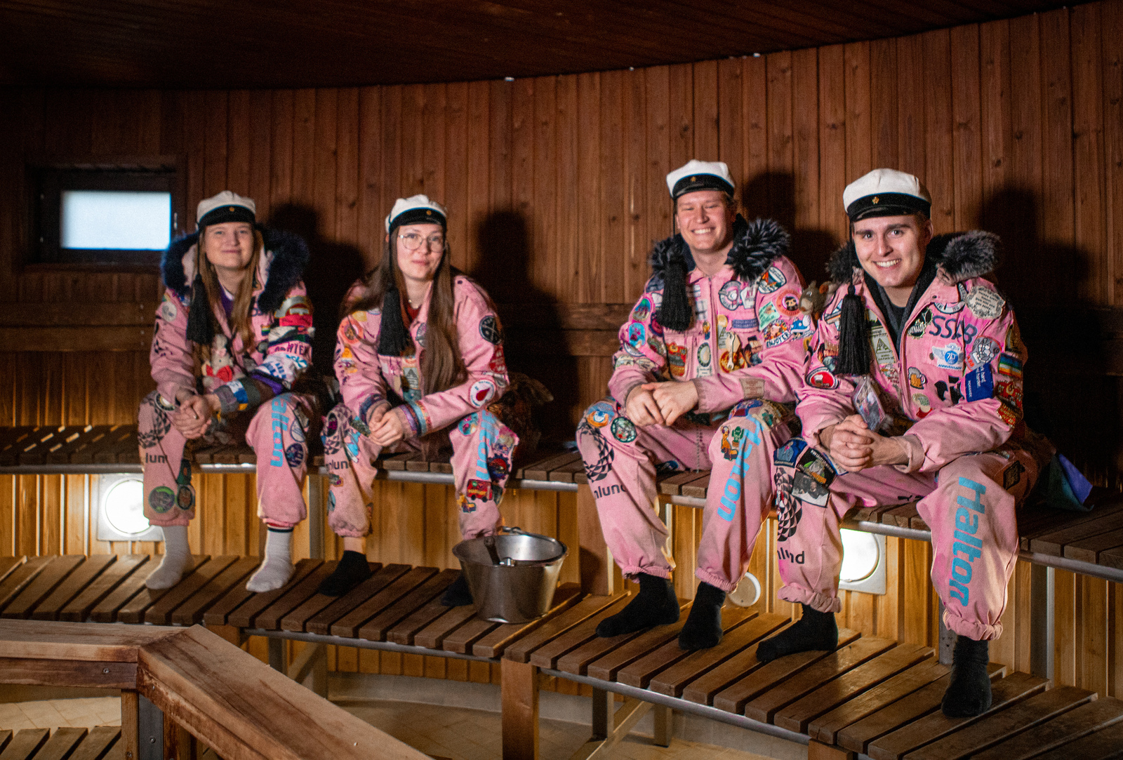 Teekkarit tarkistamassa puhdistetun saunan