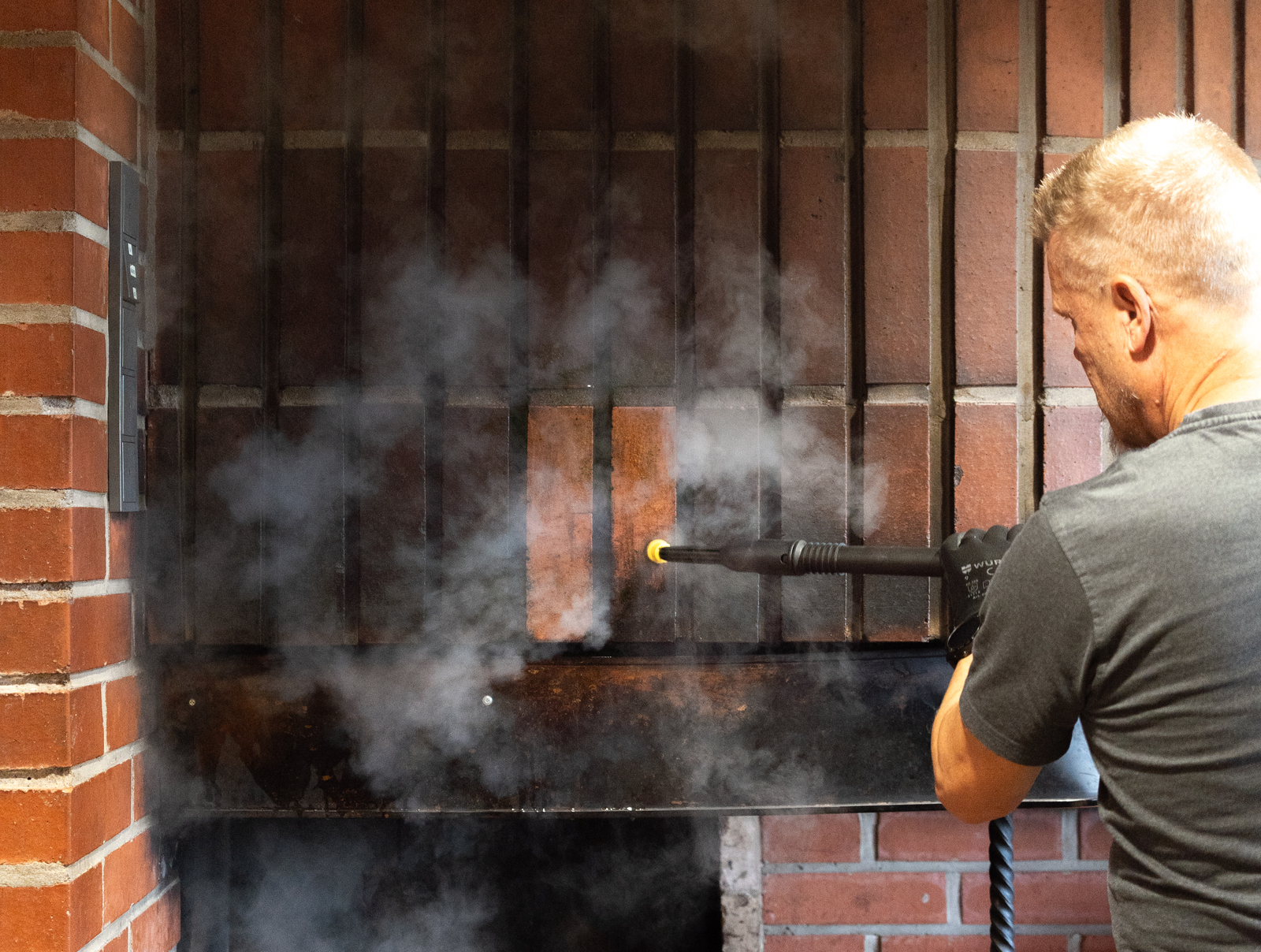 Pinttyneen lian puhdistaminen höyryllä