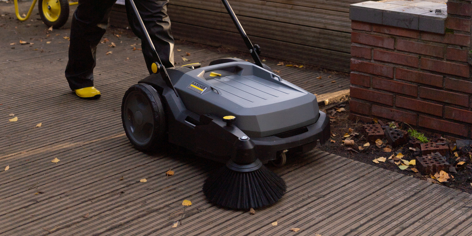 Työnnettävällä lakaisukoneella poistettiin irtolika