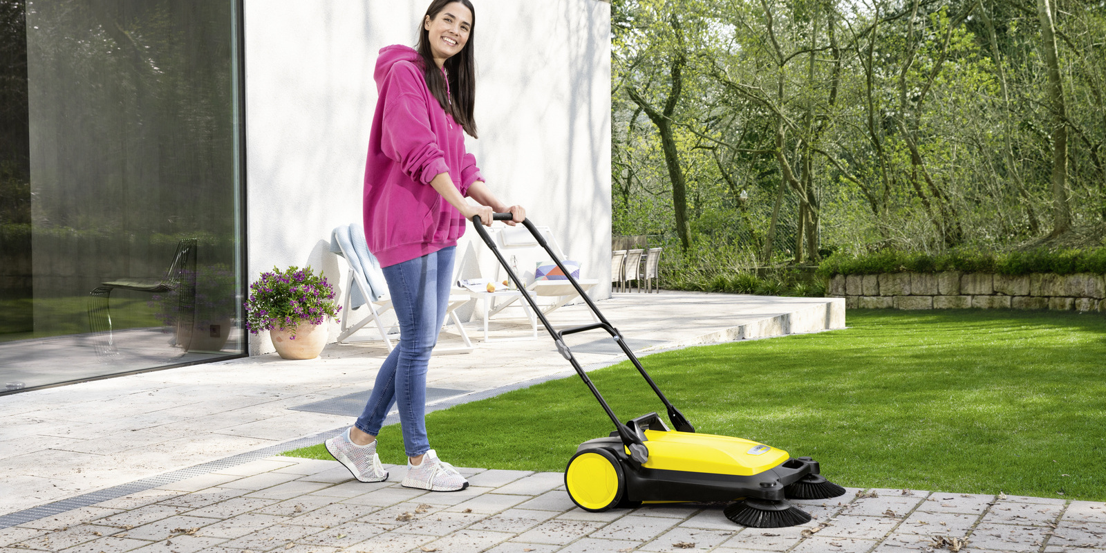 Easy handling push sweeper