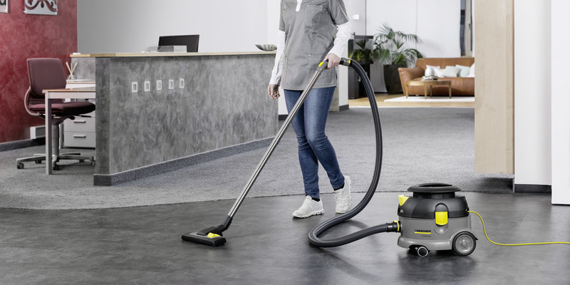 Usisavanje hodnika usisavačom s eco!efficiency funkcijom