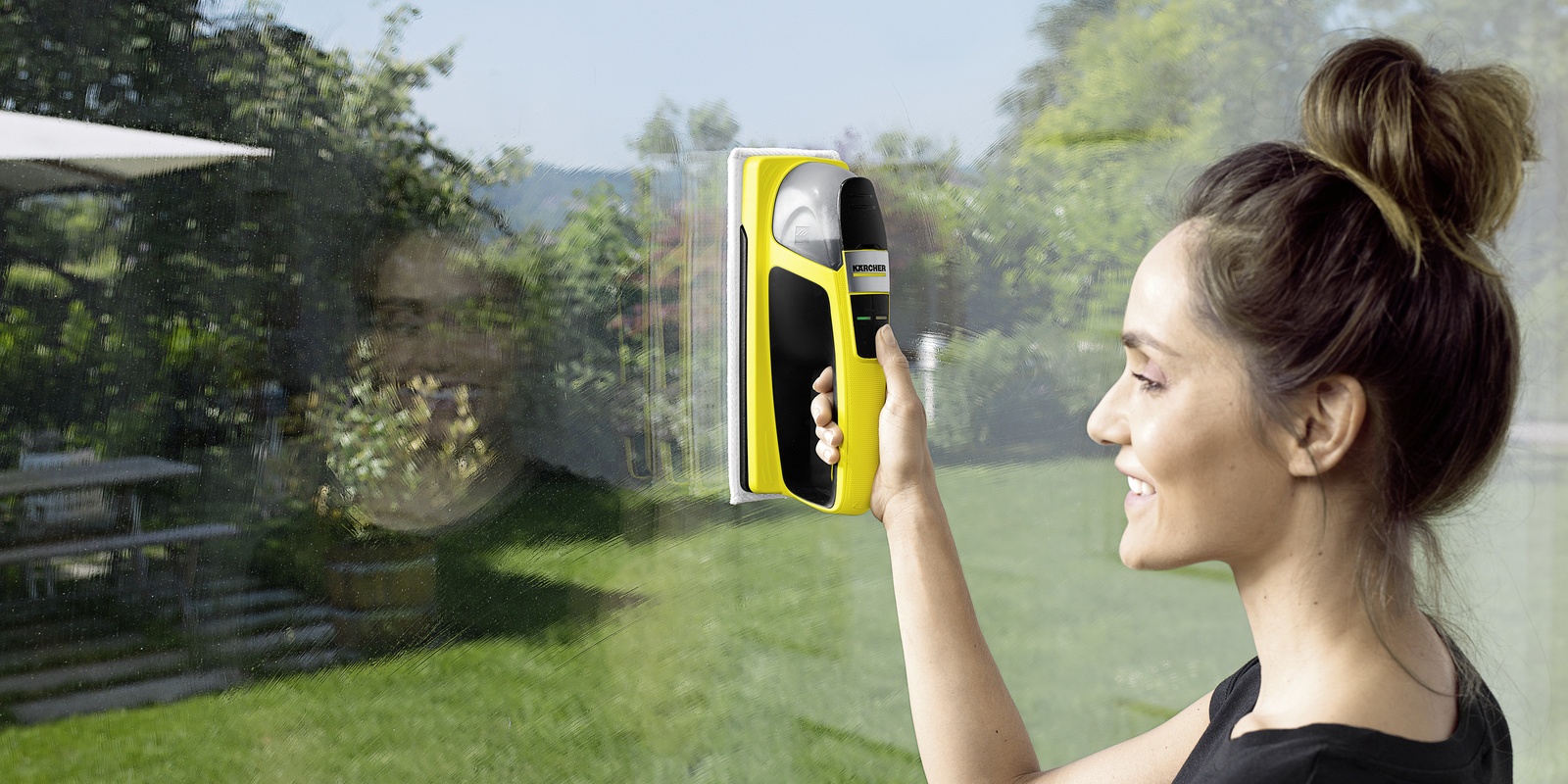 Cordless wiper Wet and clean window with cordless wiper.
