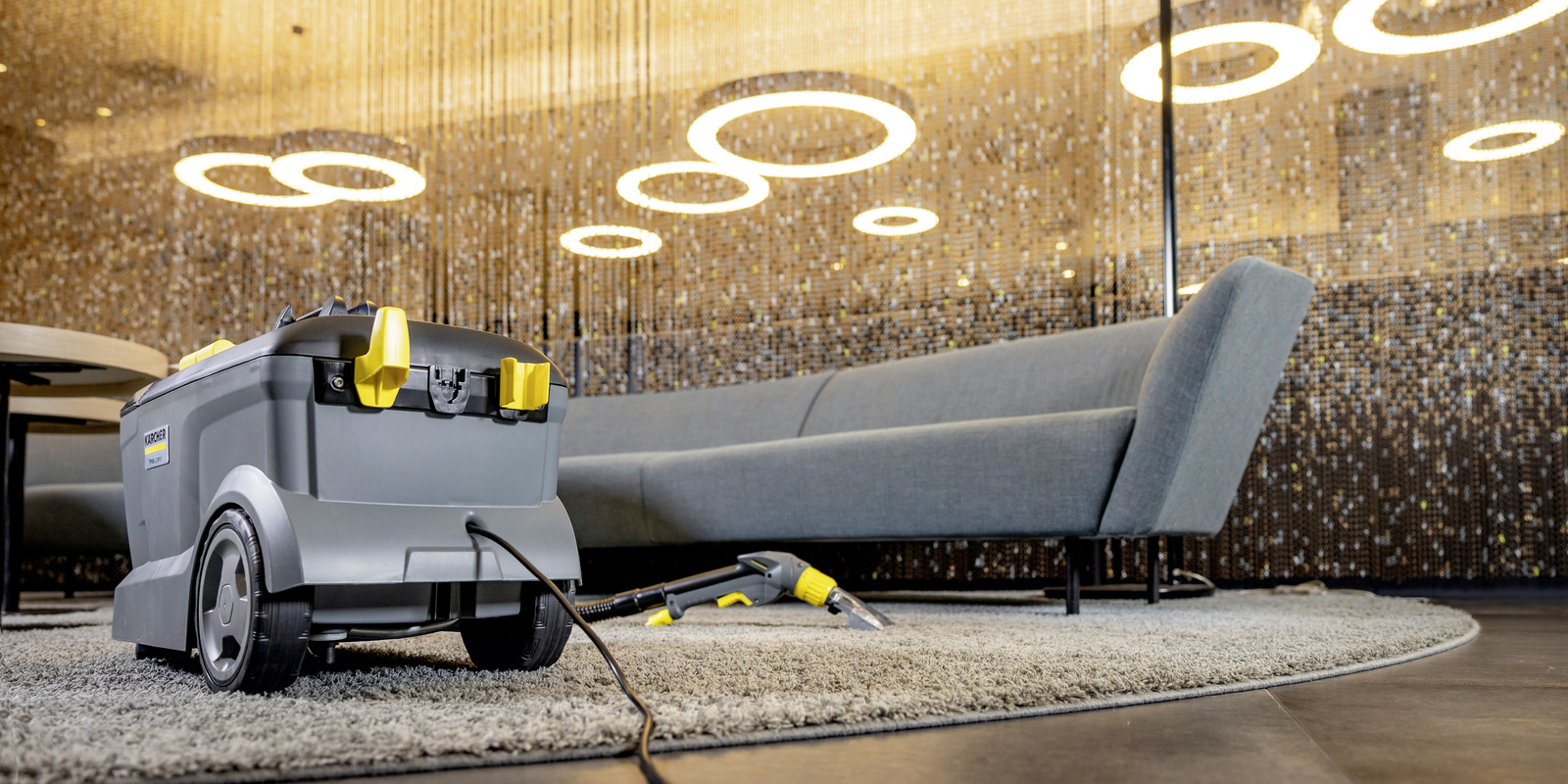 jak usunąć plamy z wosku zdjęcie tytułowe