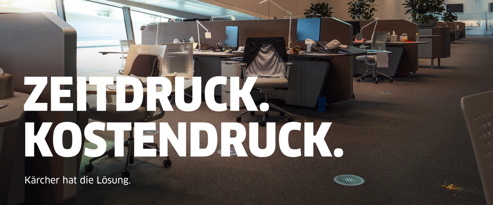 Eine Person reinigt den Boden mit einer Scheuersaugmaschine von Kärcher