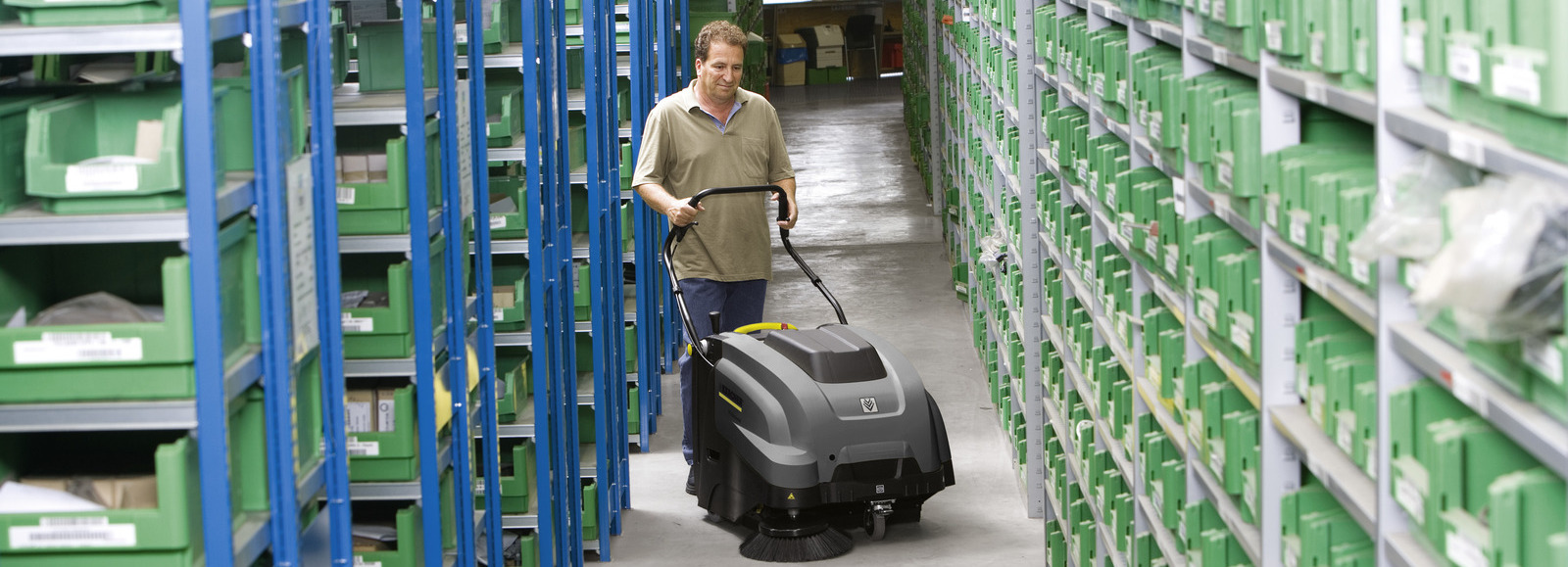  Čišćenje poda strojem za metenje u skladištu