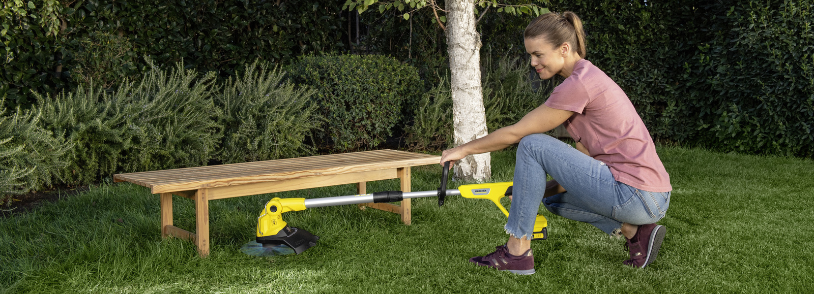 Battery lawn trimmer