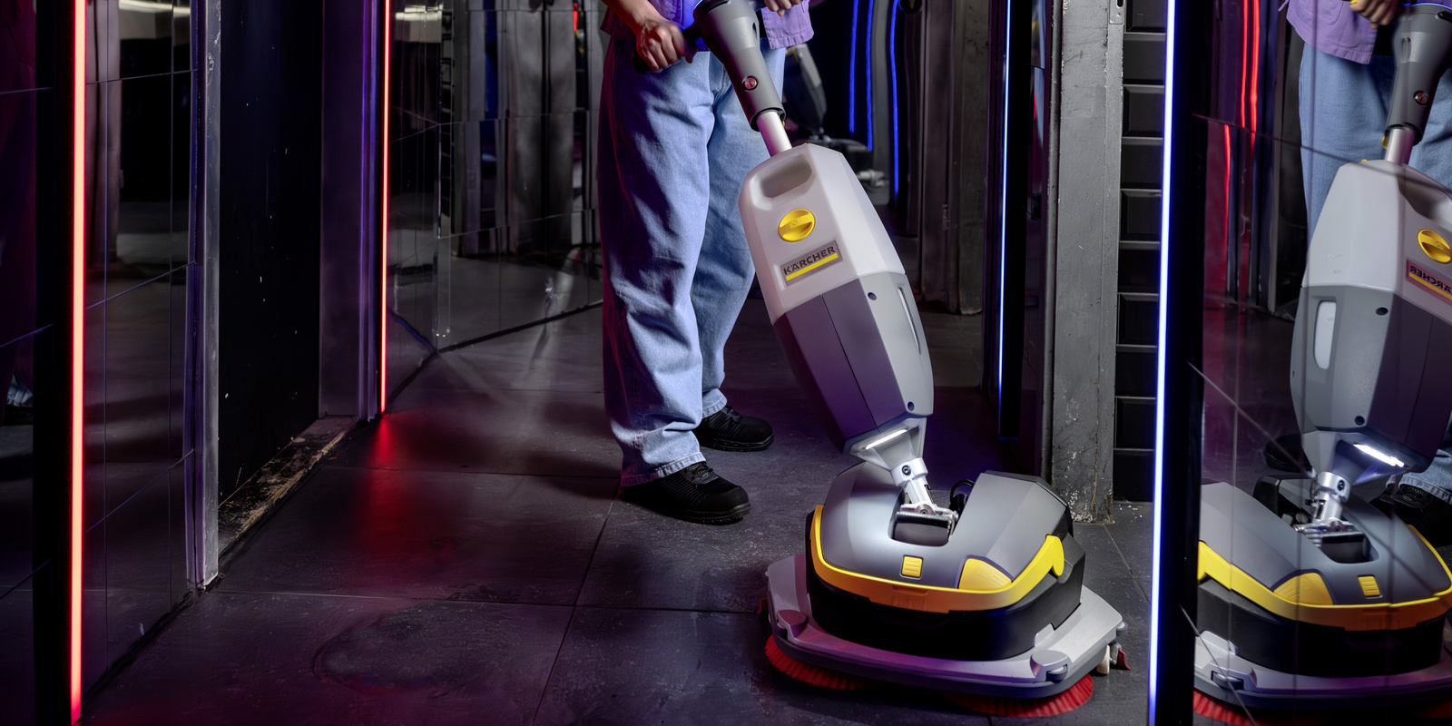 La poignée réglable en hauteur lui permet de s'adapter à toutes les tailles