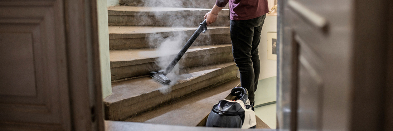 Reinigung einer Steintreppe mit dem Kärcher Dampfsauger SV 7.