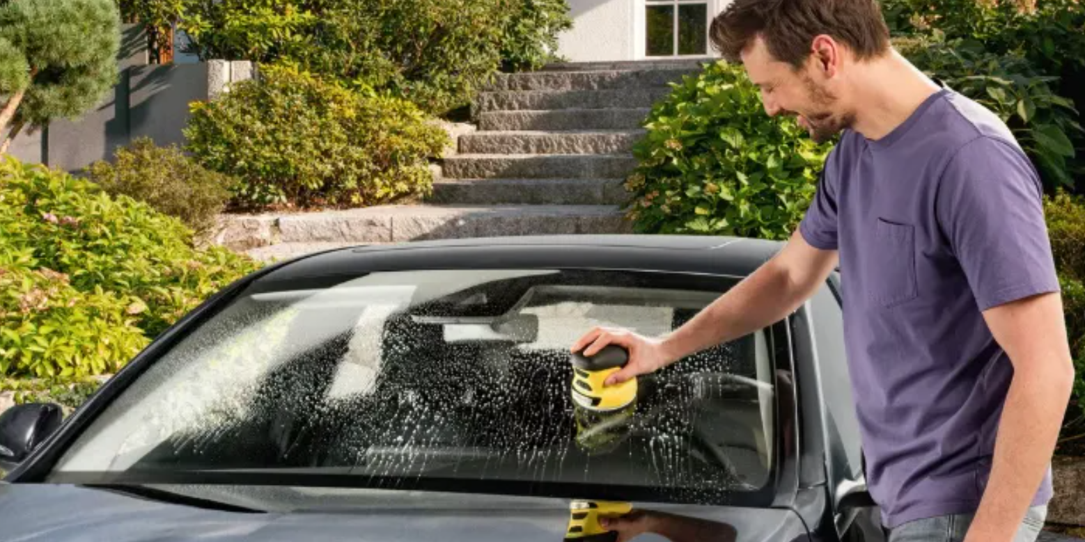 Kärcher: Autopflege - Mann reinigt sein auto mit einem Tuch