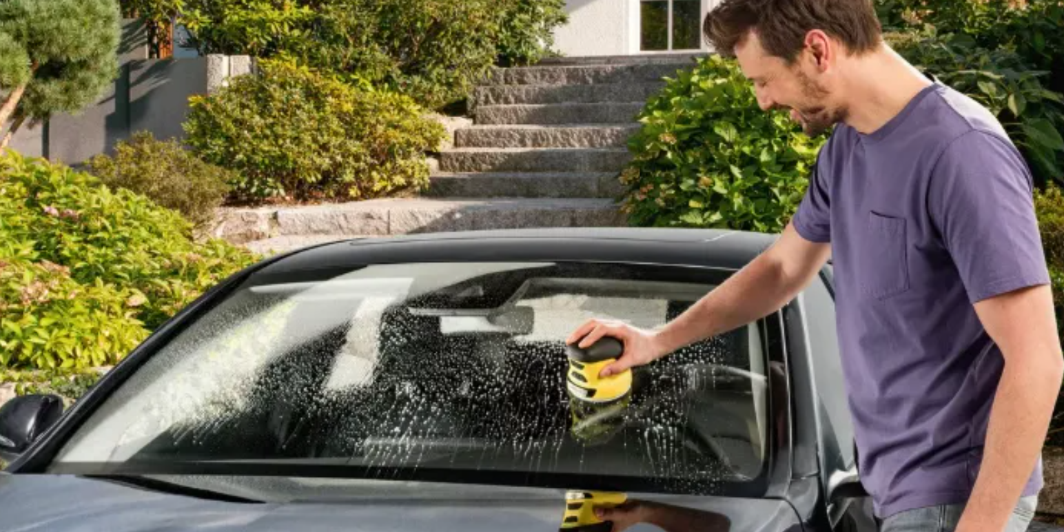 Kärcher Tipps: Autopflege - Mann poliert sein Auto
