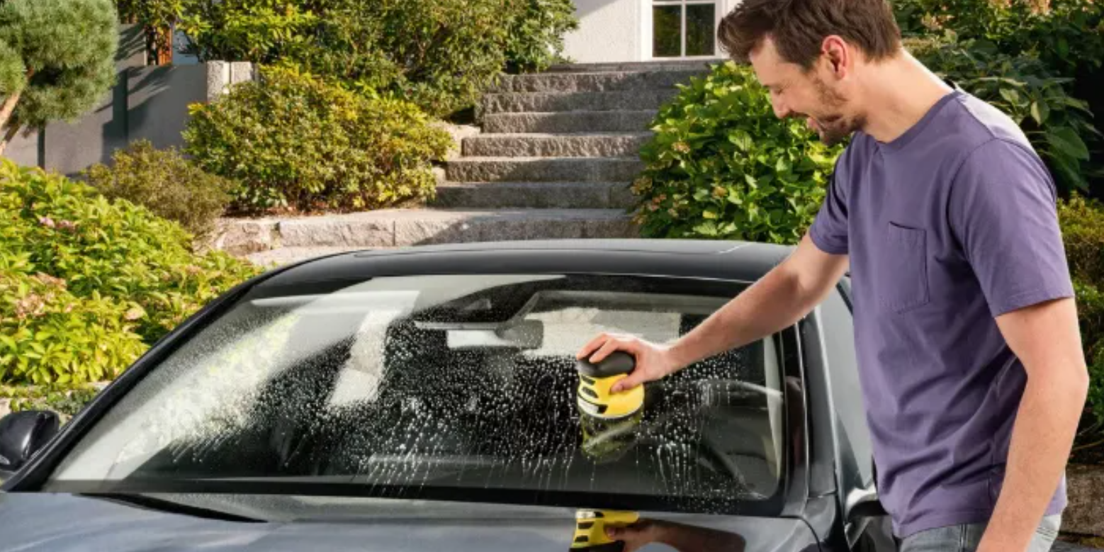 Kärcher: Autopflege - Mann reinigt sein auto mit einem Tuch
