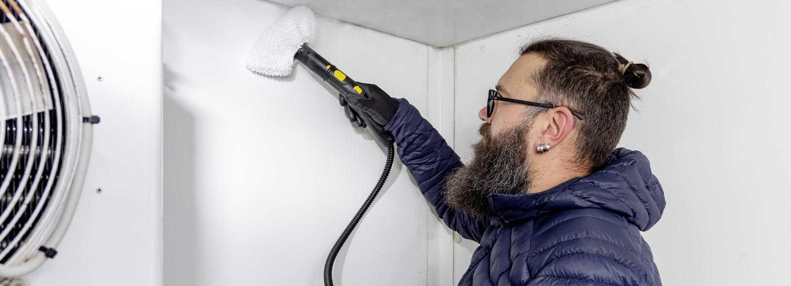 czym zmyć piankę montażową