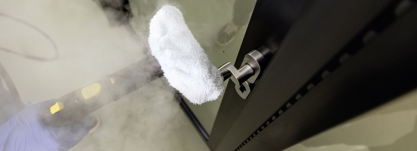 czym zmyć piankę montażową