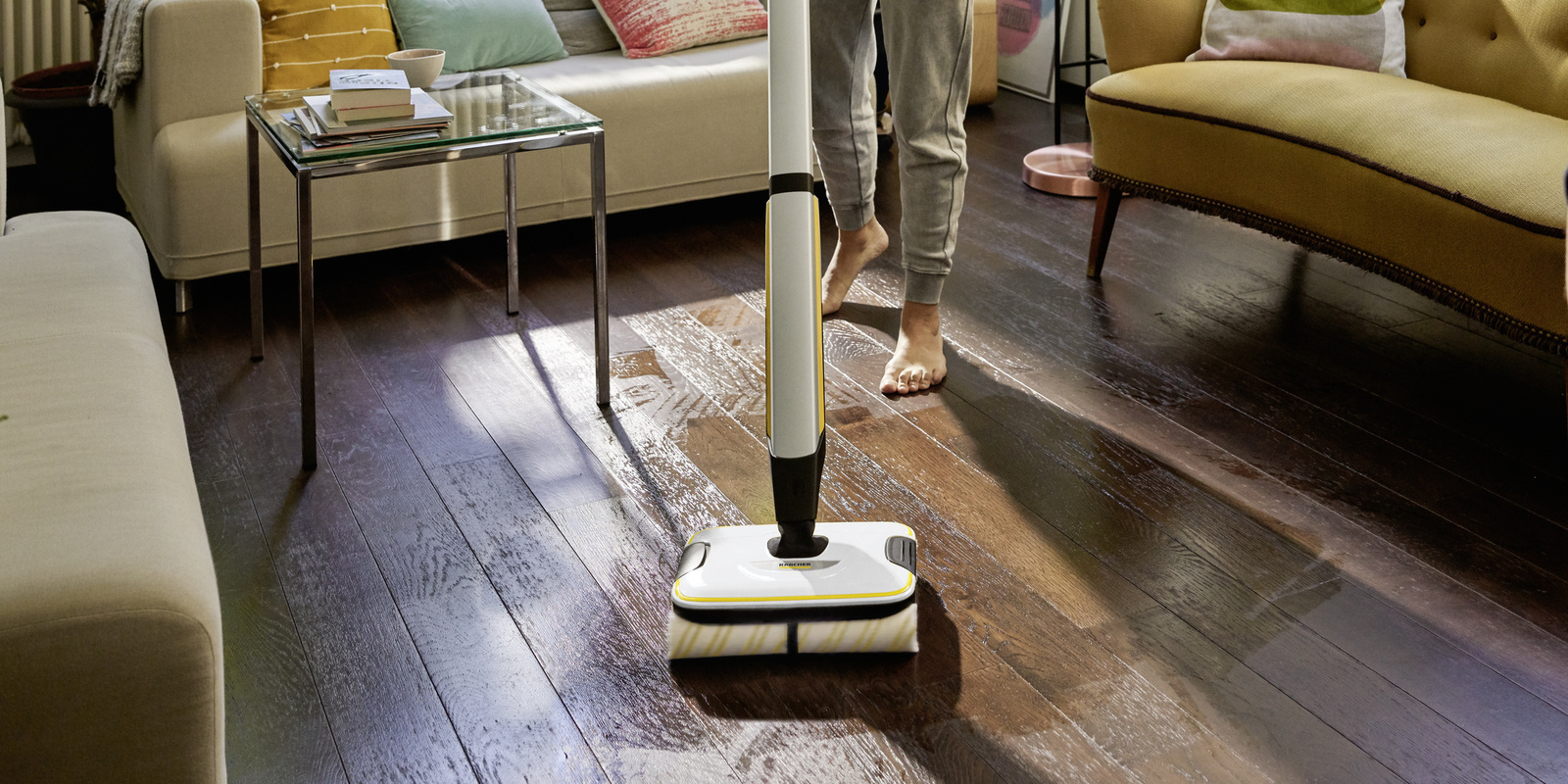 The FC 7 Cordless floor cleaner removes all types of dry and wet everyday dirt
