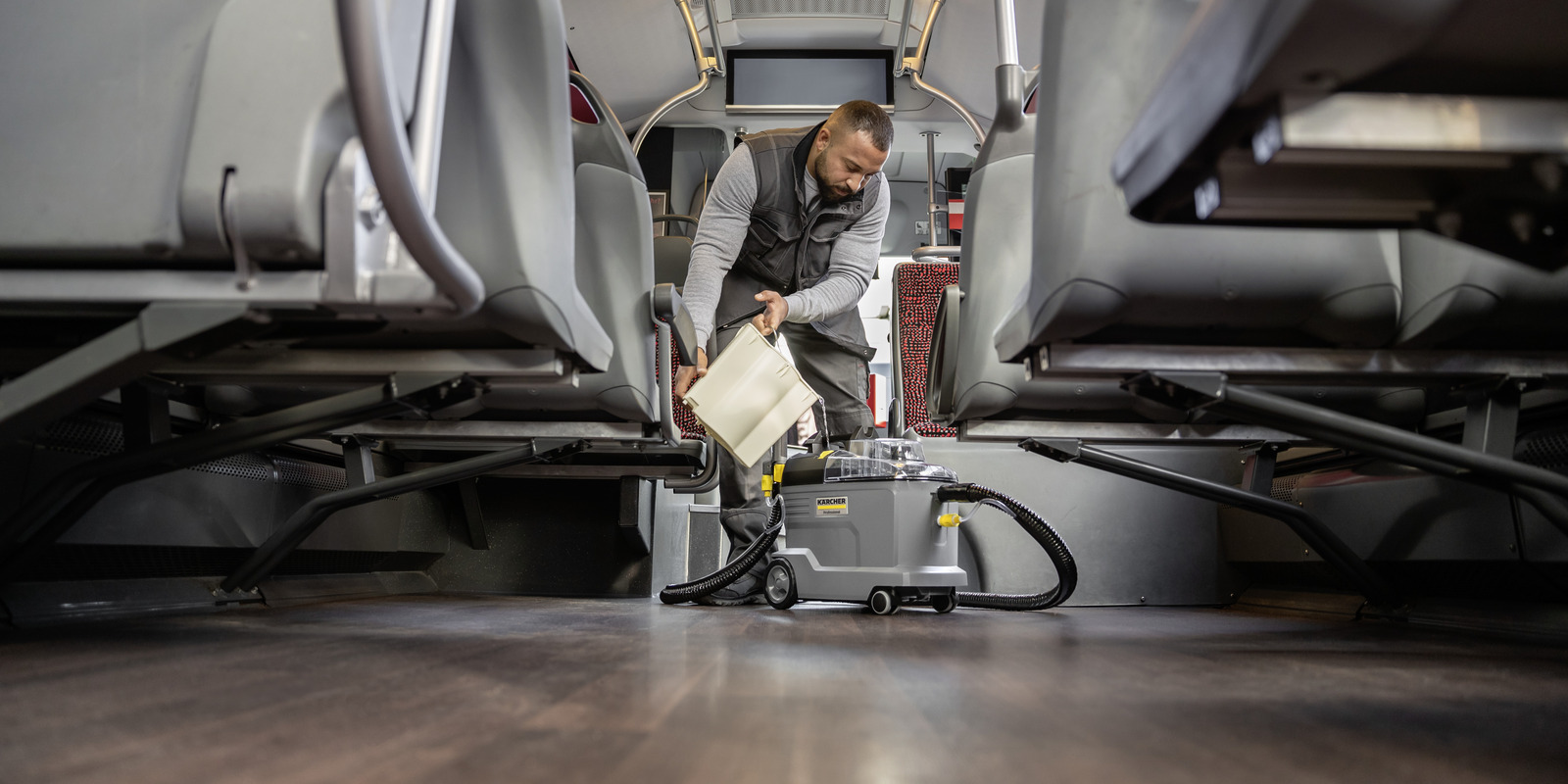 Dlaczego odkurzacz piorący nie podaje wody?