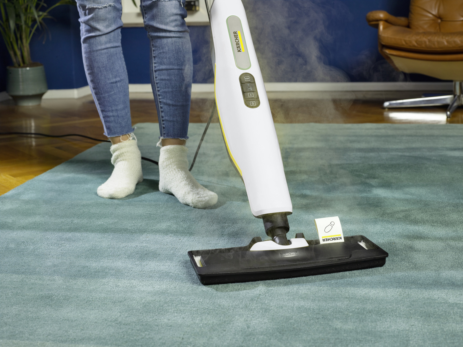 Refreshing carpet fibres with the Kärcher steam cleaner