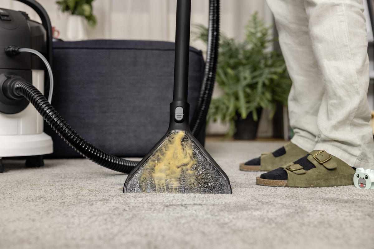 Refreshing carpet fibres with the Kärcher steam cleaner