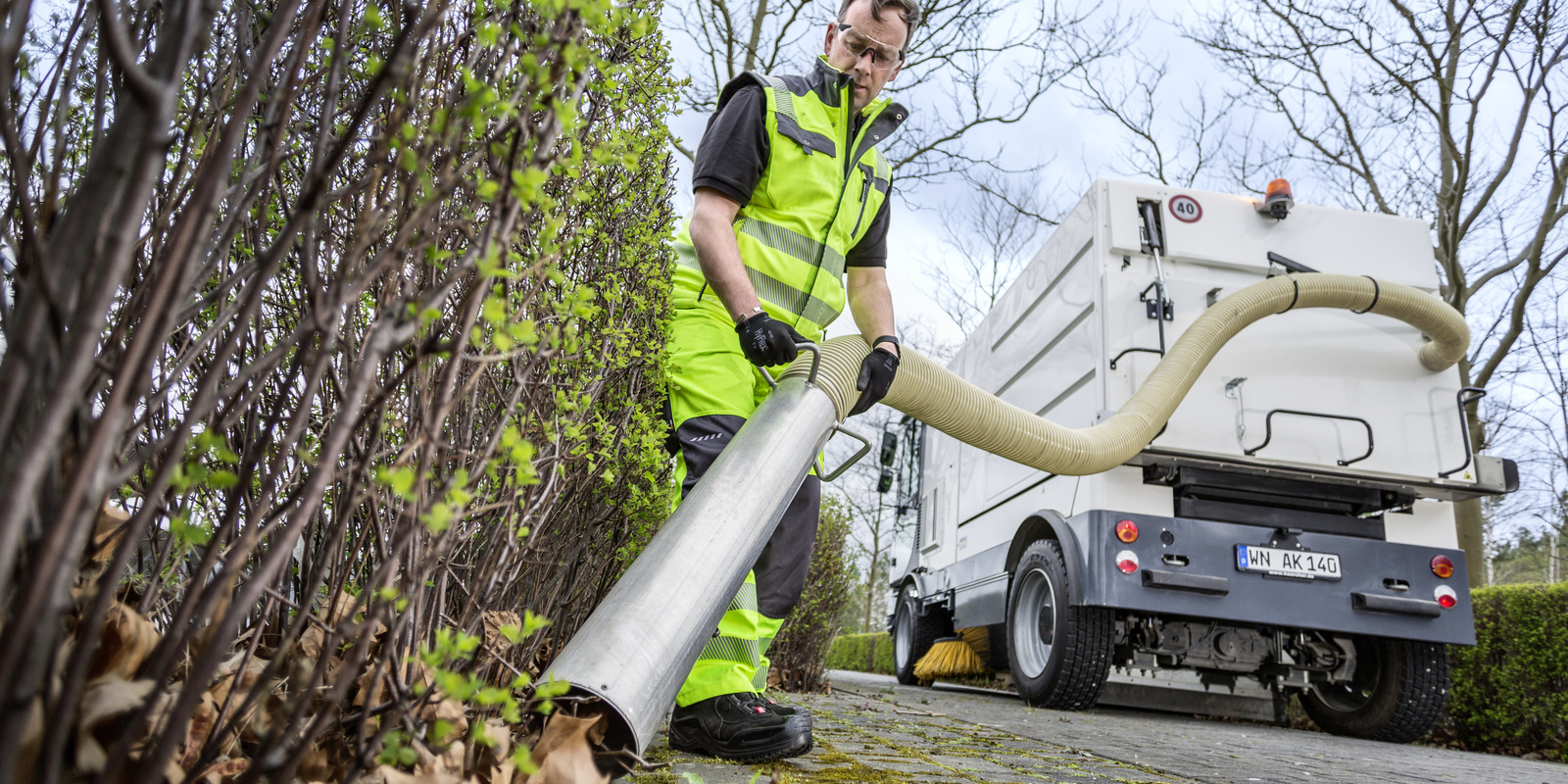 MCM_600_sweeping_system_municipal_public_services_footpath_app_02_CI20-300