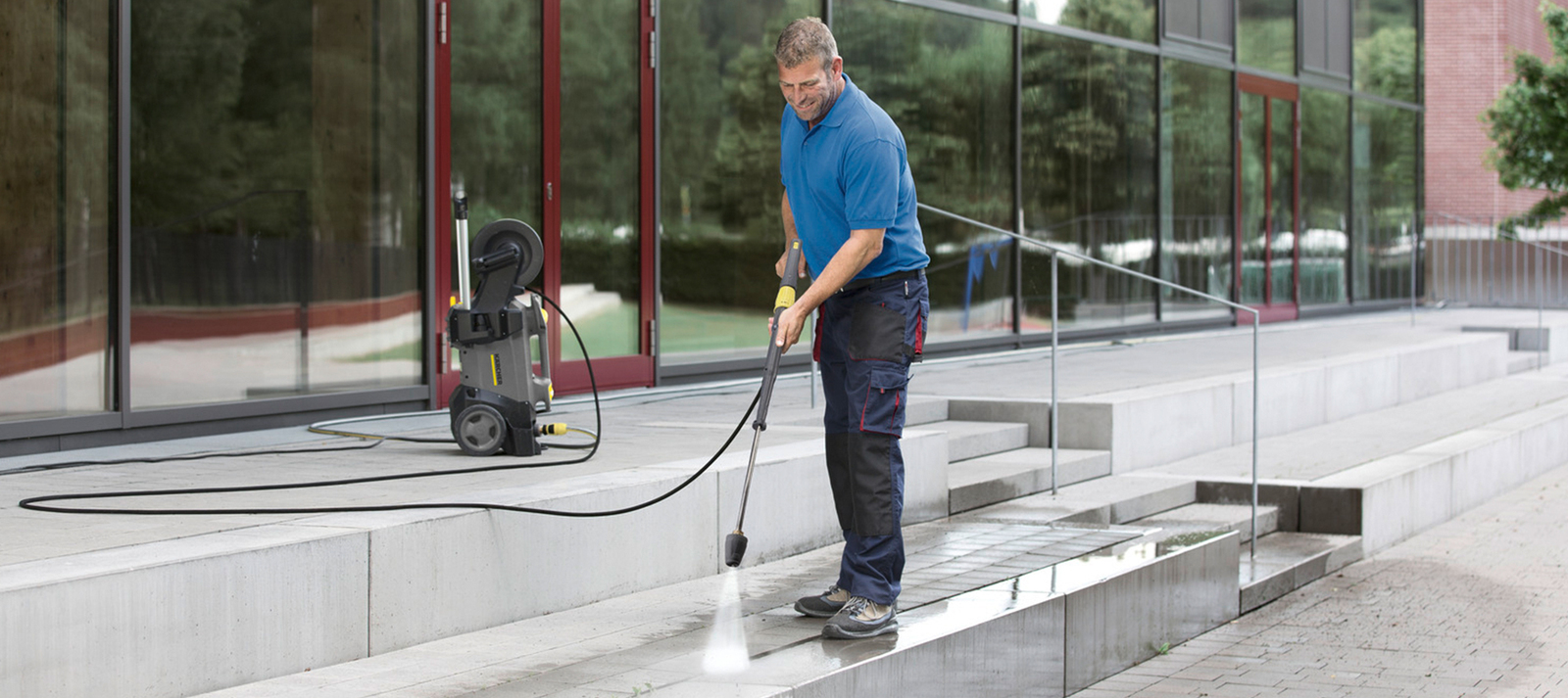 Man met de Kärcher hogedrukreiniger HD 6/15 CX Plus