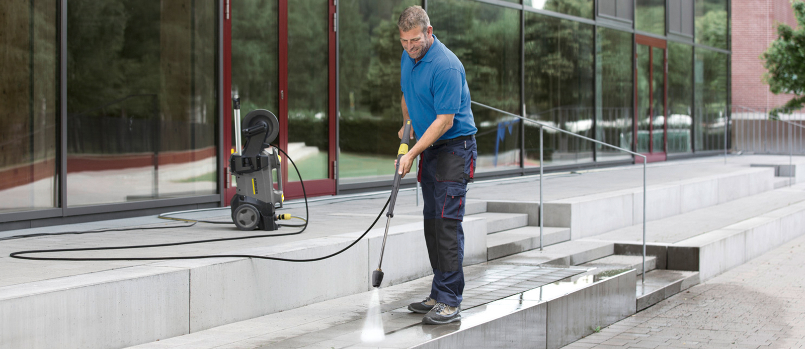Homme avec le nettoyeur haute pression HD 6/15 CX Plus