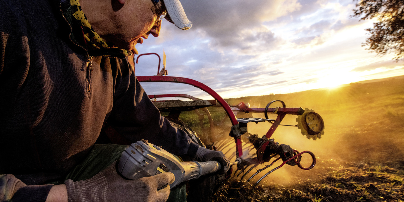 Landwirtschaftliche Anbaugeräte reinigen