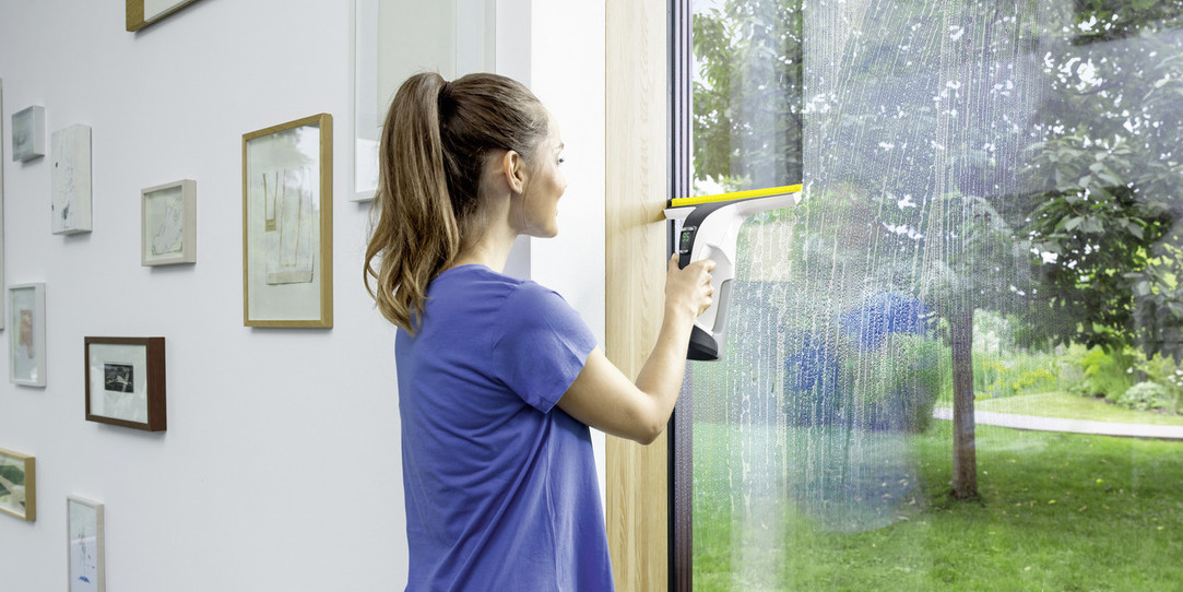 Streak-free suction of windows with the WV 6 window vac.