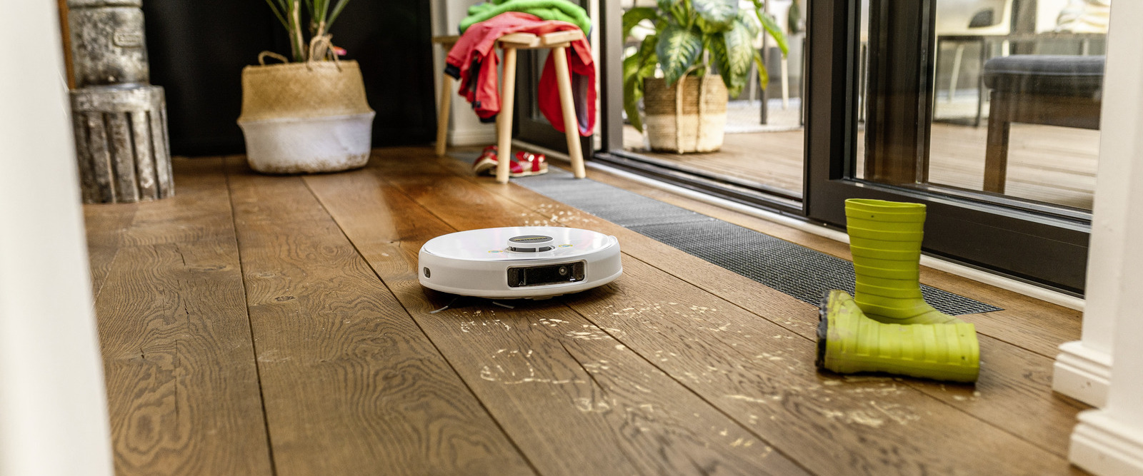 Robotski usisavač čisti blatne mrlje na parketu