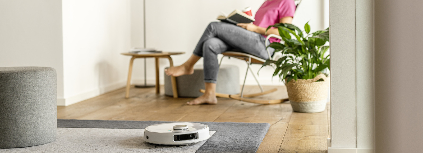 Robotski usisavač usisava ispod teško dostupnih mjesta (kauča)