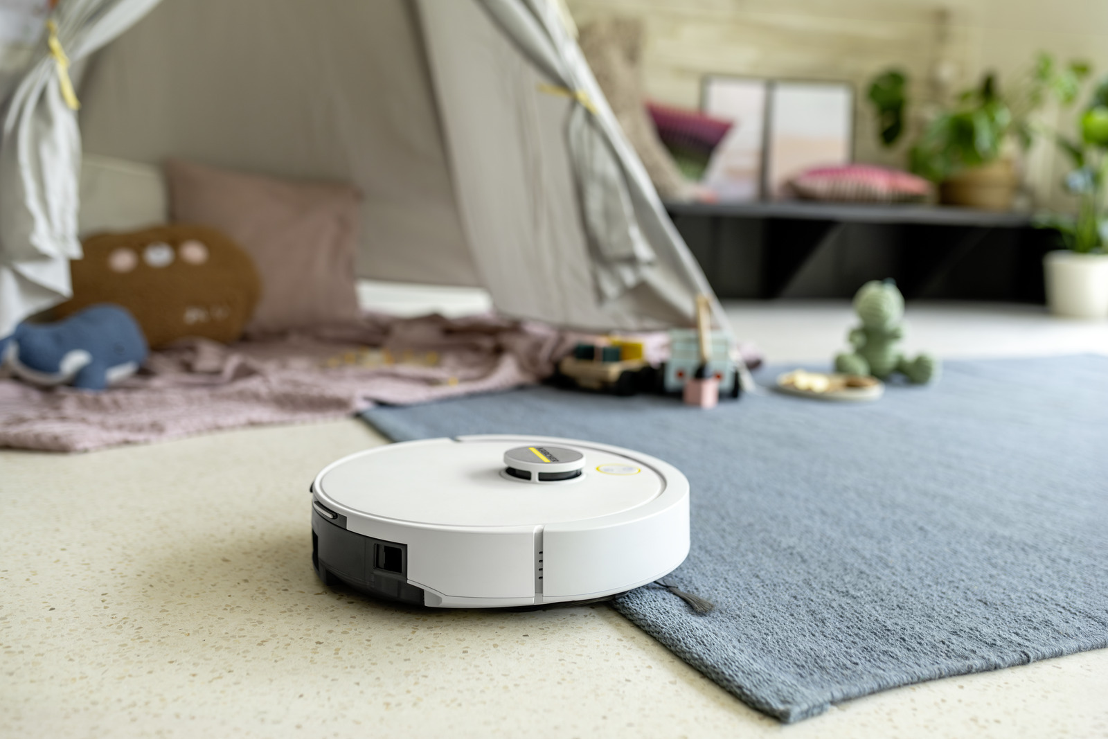 Robotski usisavač nadilazi tepih kao prepreku