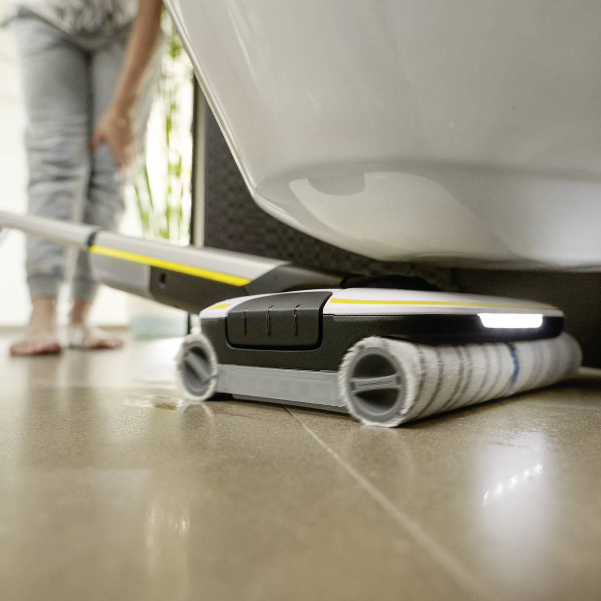 FC 7 Ultimate Floor Cleaner onder toilet