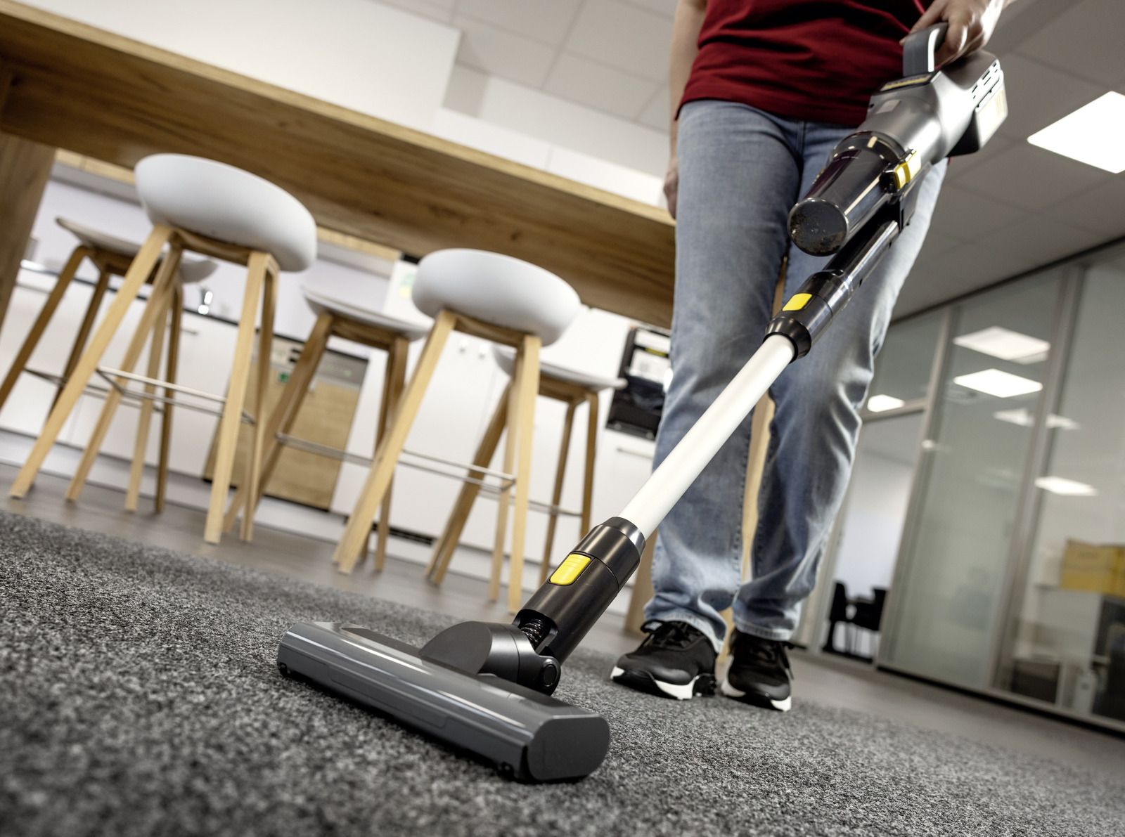 Découvrez l'aspirateur balai :  LVS 1/2 Bp