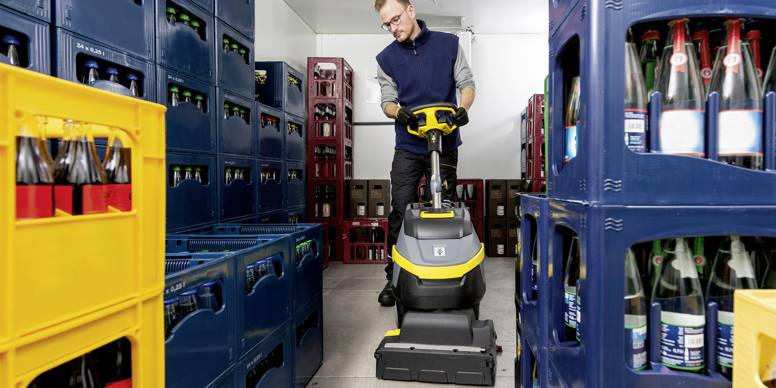 Kühlhaus reinigen mit Scheuersaugmaschine mit Ware