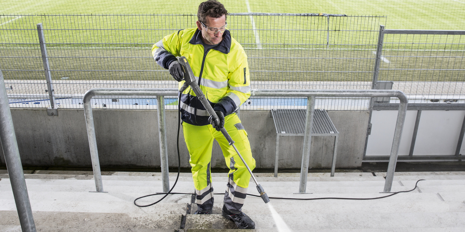 Sportanlagen_reinigen_Tribuene_2