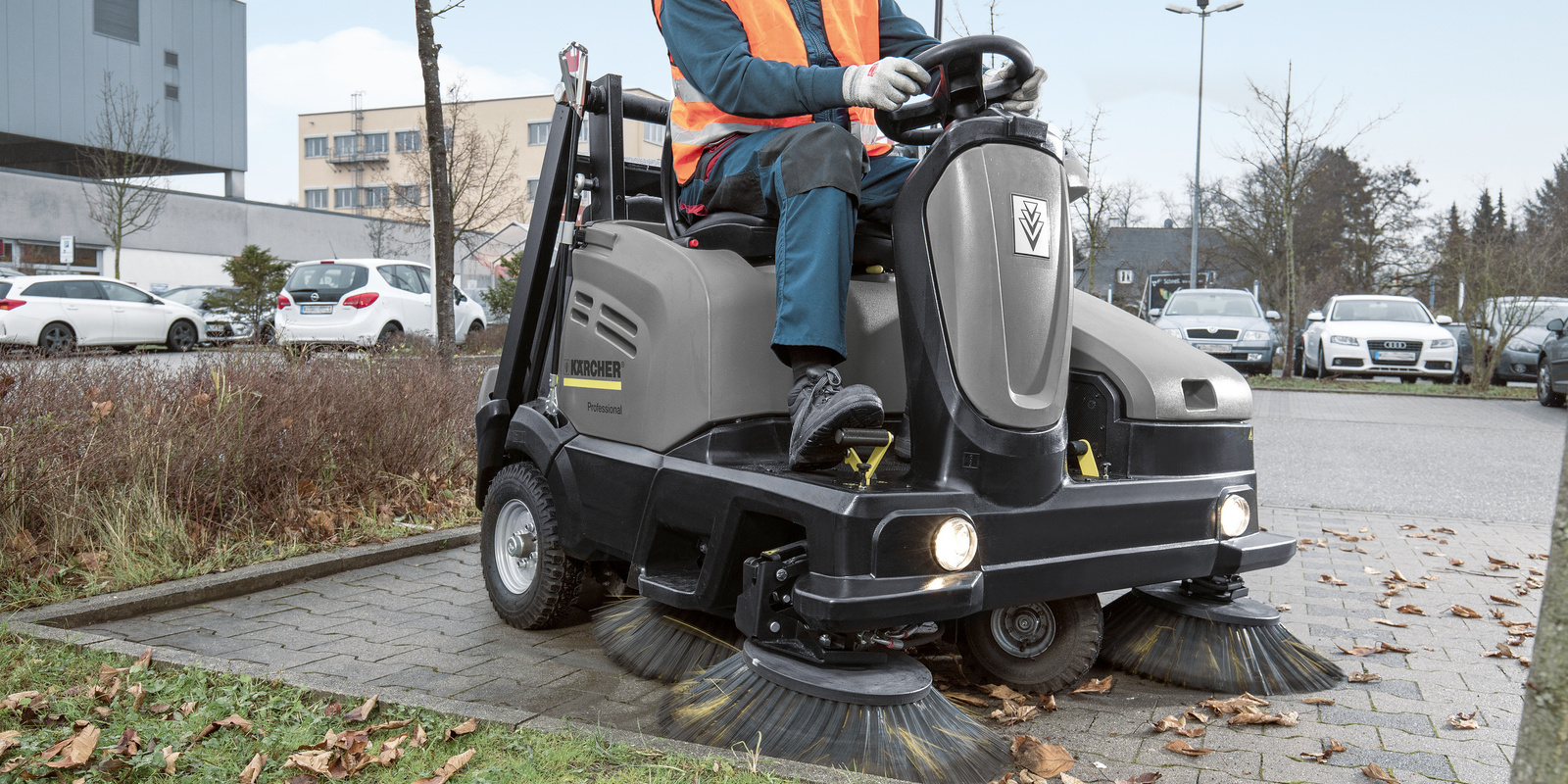 Parkplatzreinigung mit Kehrmaschine