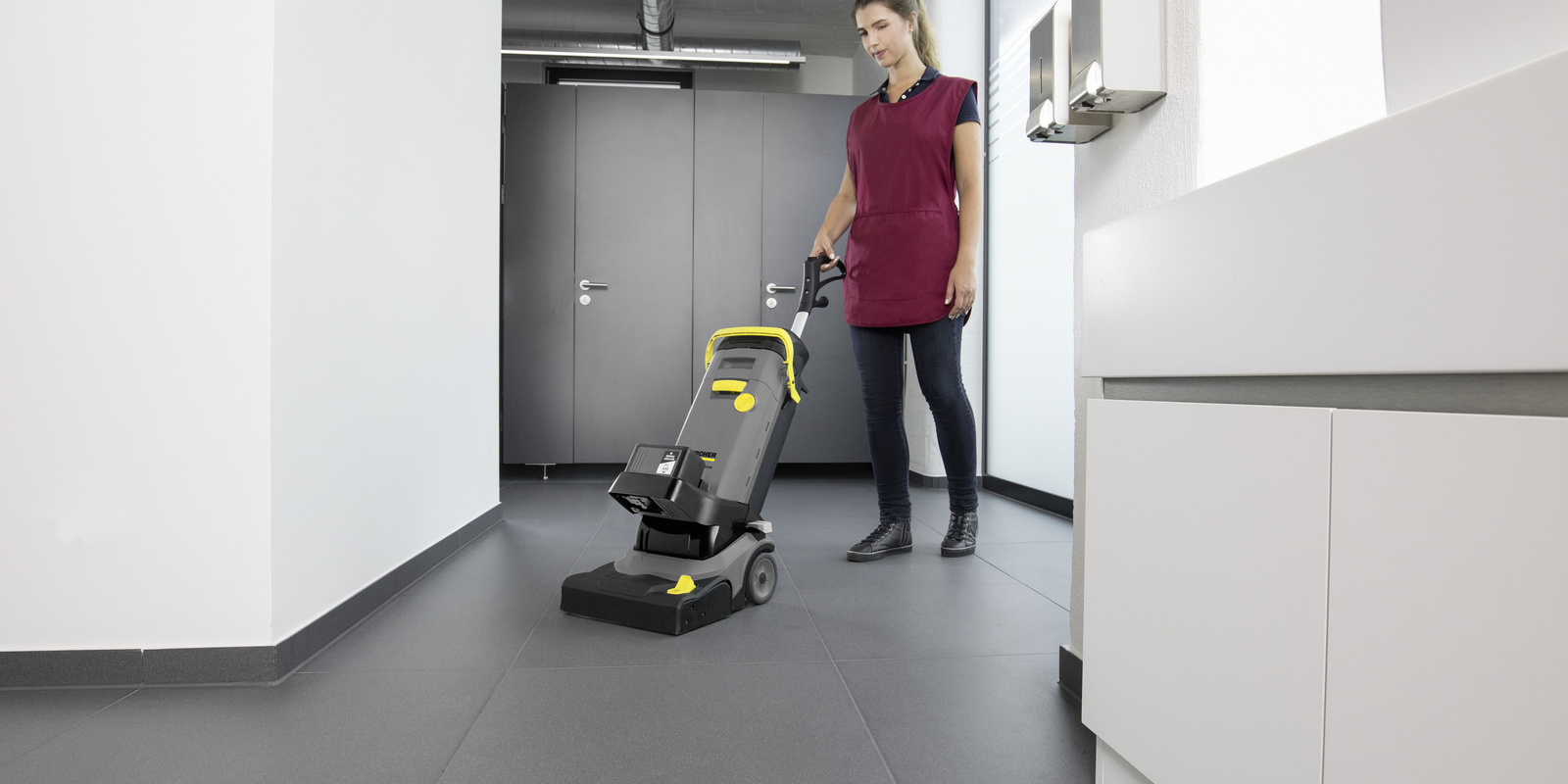 Bodenreinigung Sanitär mit Scheuersaugmaschine