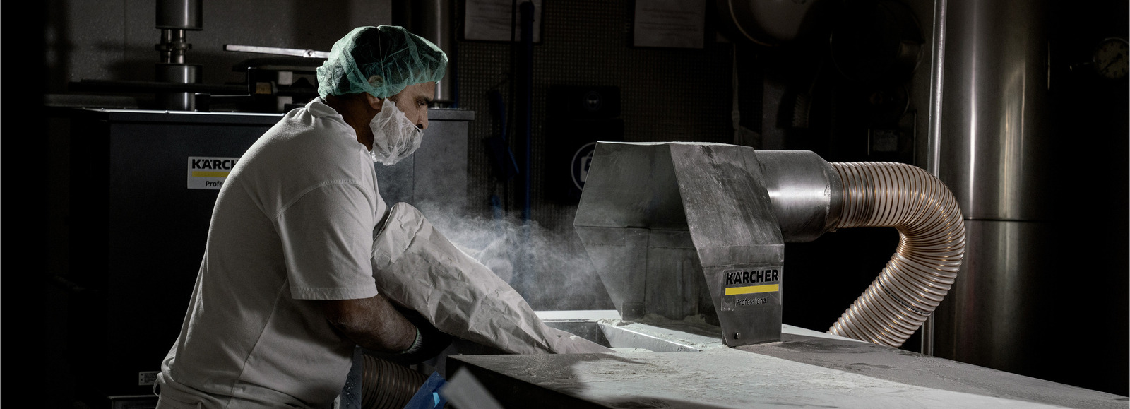 Serviços especializados de limpeza industrial na indústria alimentícia, garantindo higiene e segurança na produção de alimentos