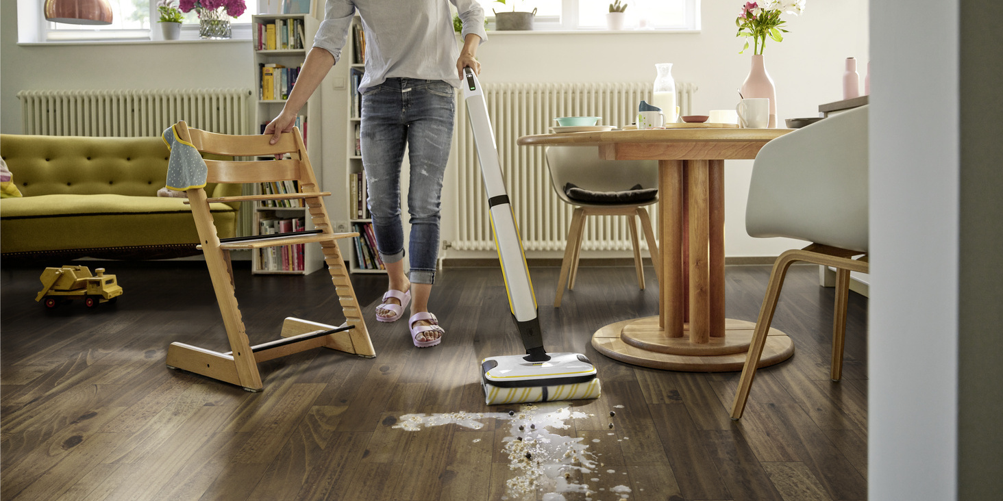 The FC 7 Cordless floor cleaner removes all types of dry and wet everyday dirt