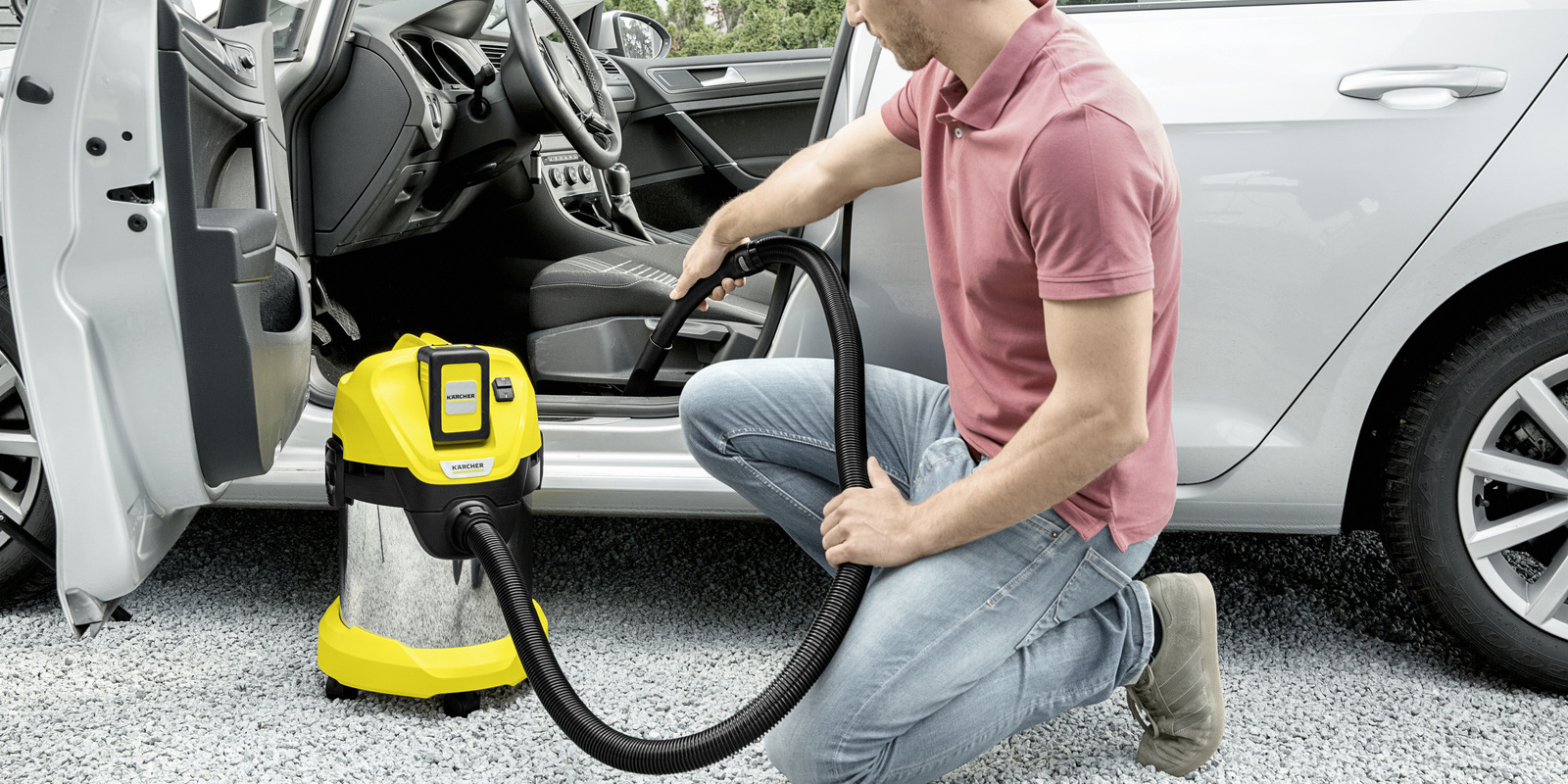Auto-onderhoud met Kärcher: een man maakt zijn auto schoon met een doek