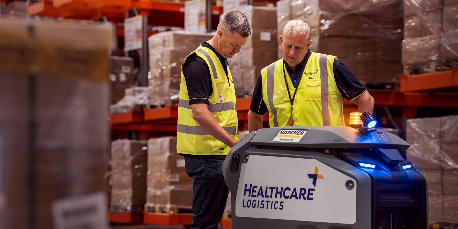 Автономний робот KIRA B 50 для безперервної чистоти у Healthcare Logistics
